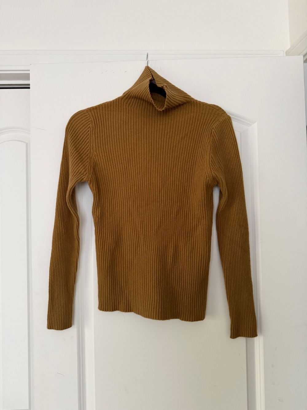 Women's Ribbed Turtleneck Sweater - Camel